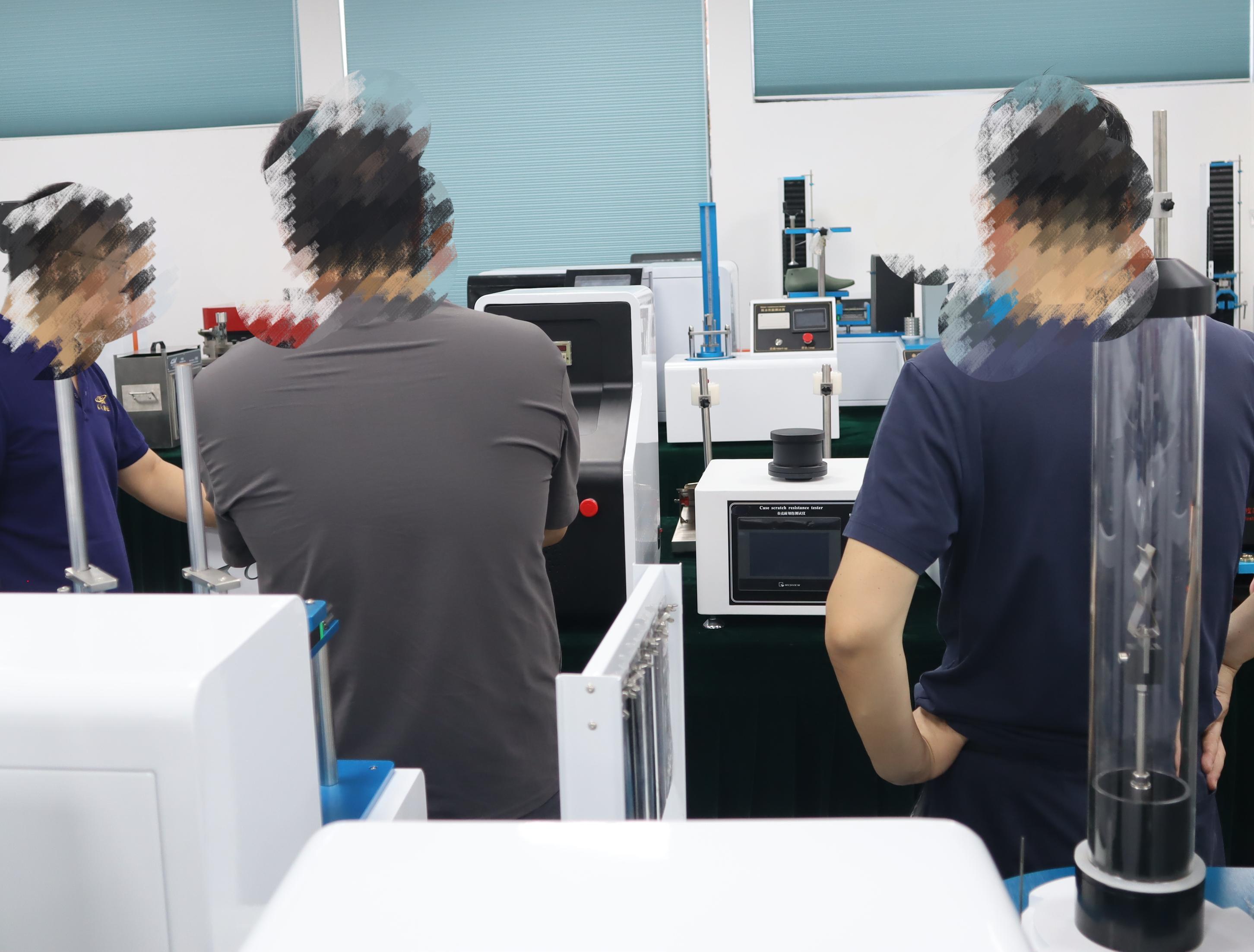 电动干湿摩擦色牢度测试仪：中国某集团有限公司到访山东赛锐特参观仪器设备