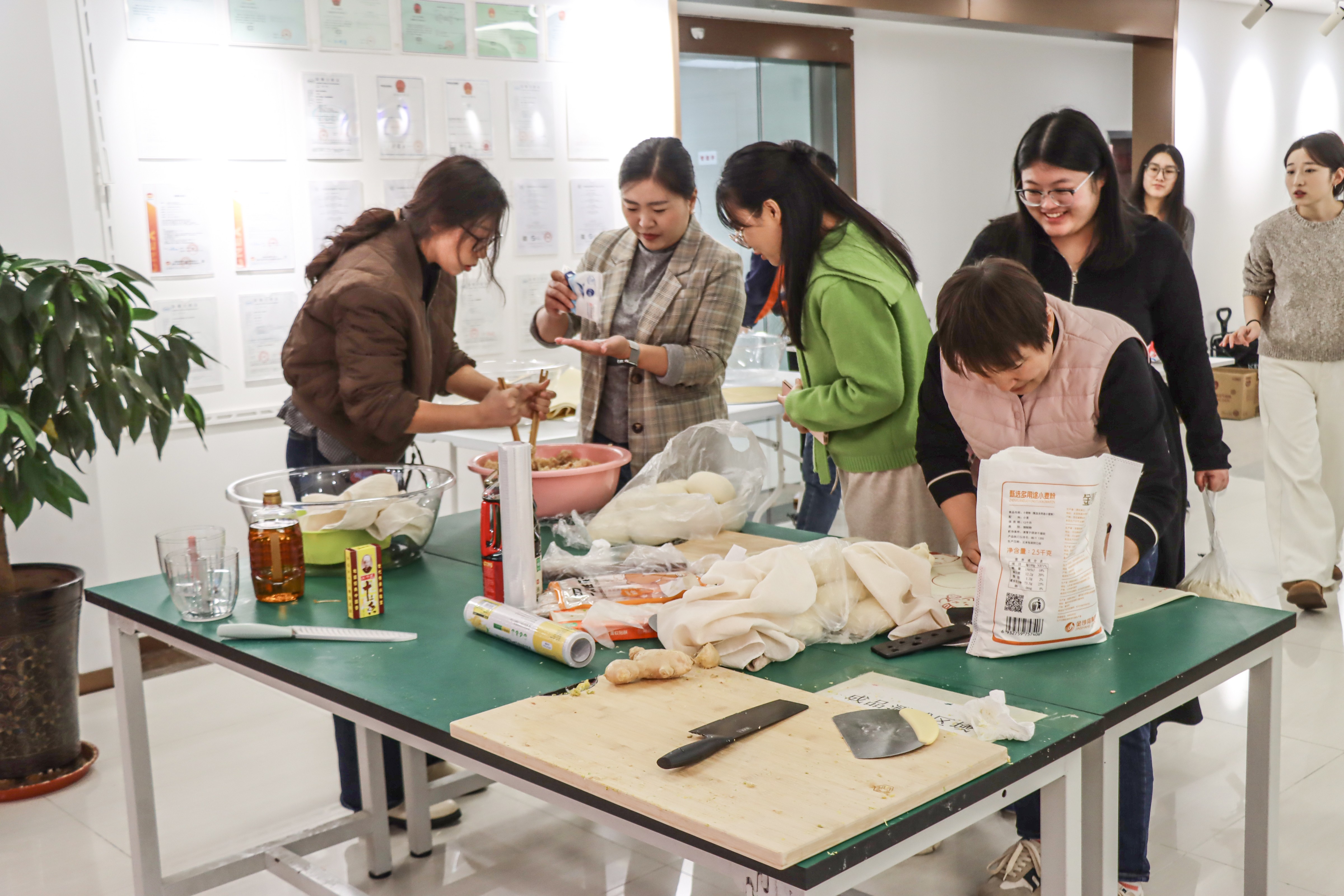 凝聚冬日溫情！瑤安集團舉辦包餃子活動