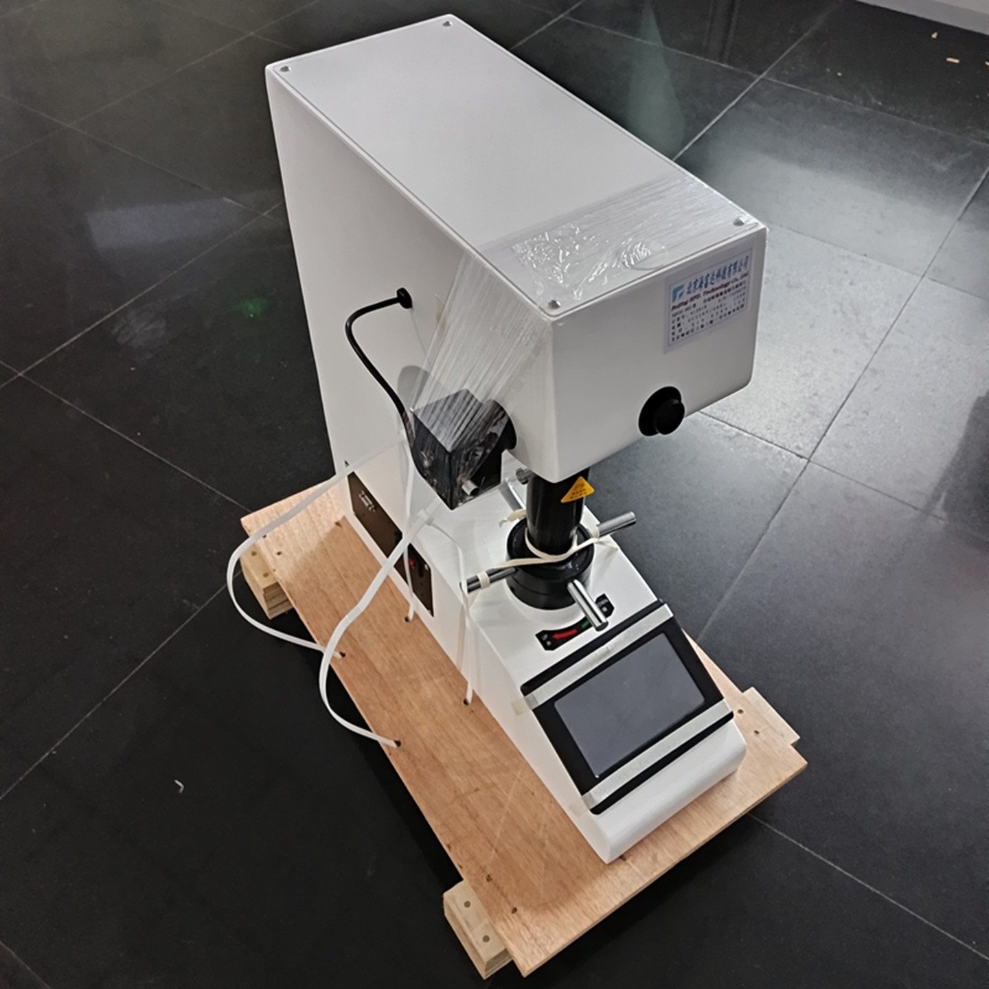 数显维氏硬度计顺利交付！公司精密检测设备再获客户高度认可