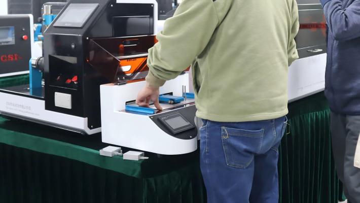 61a624c283c66a1cd252a556a6f3619.jpg 摩擦系数测定仪:上海XX公司莅临上海程斯考察设备