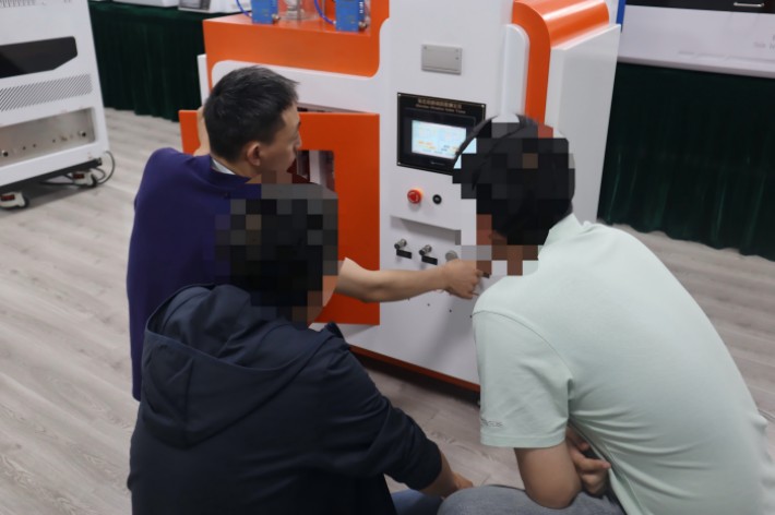 氧化铝磨损指数测定仪：江苏XX公司莅临上海程斯考察设备
